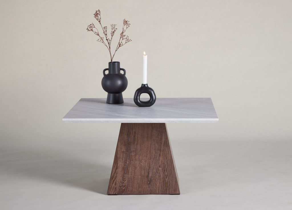Table basse Cael gris clair dans un salon contemporain