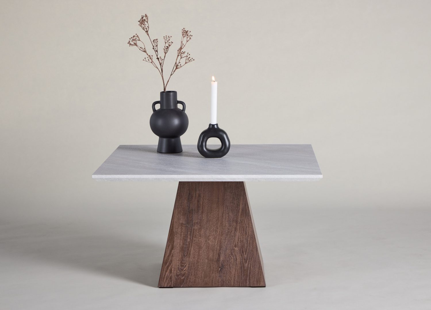 Table basse Cael gris clair dans un salon contemporain