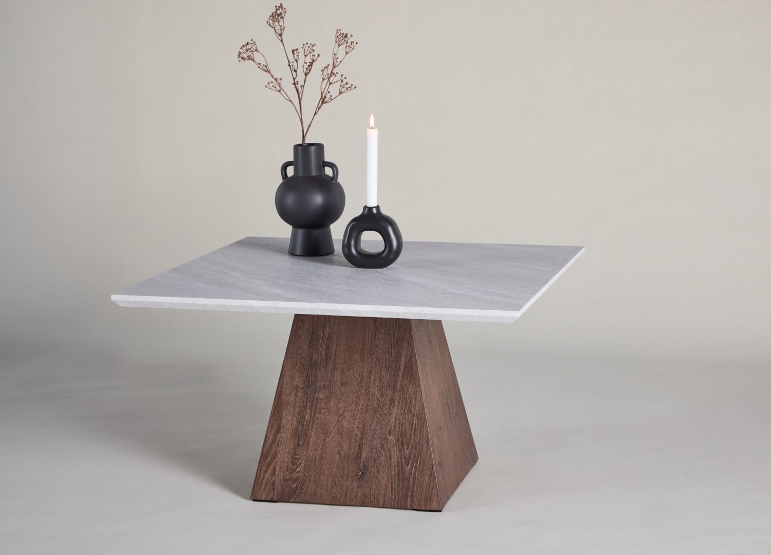 Table basse Cael gris clair dans un salon contemporain