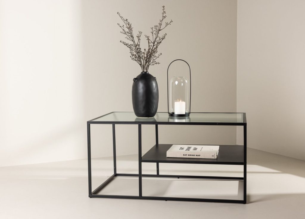 Table basse Campinas noir dans un salon contemporain