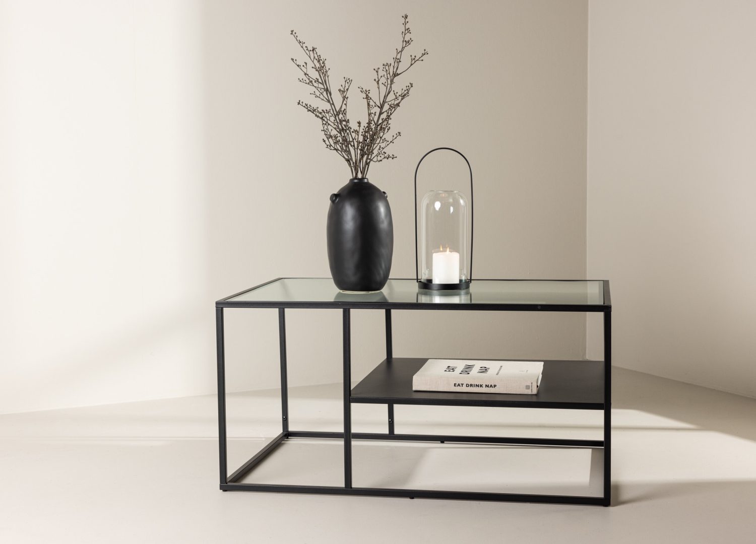 Table basse Campinas noir dans un salon contemporain