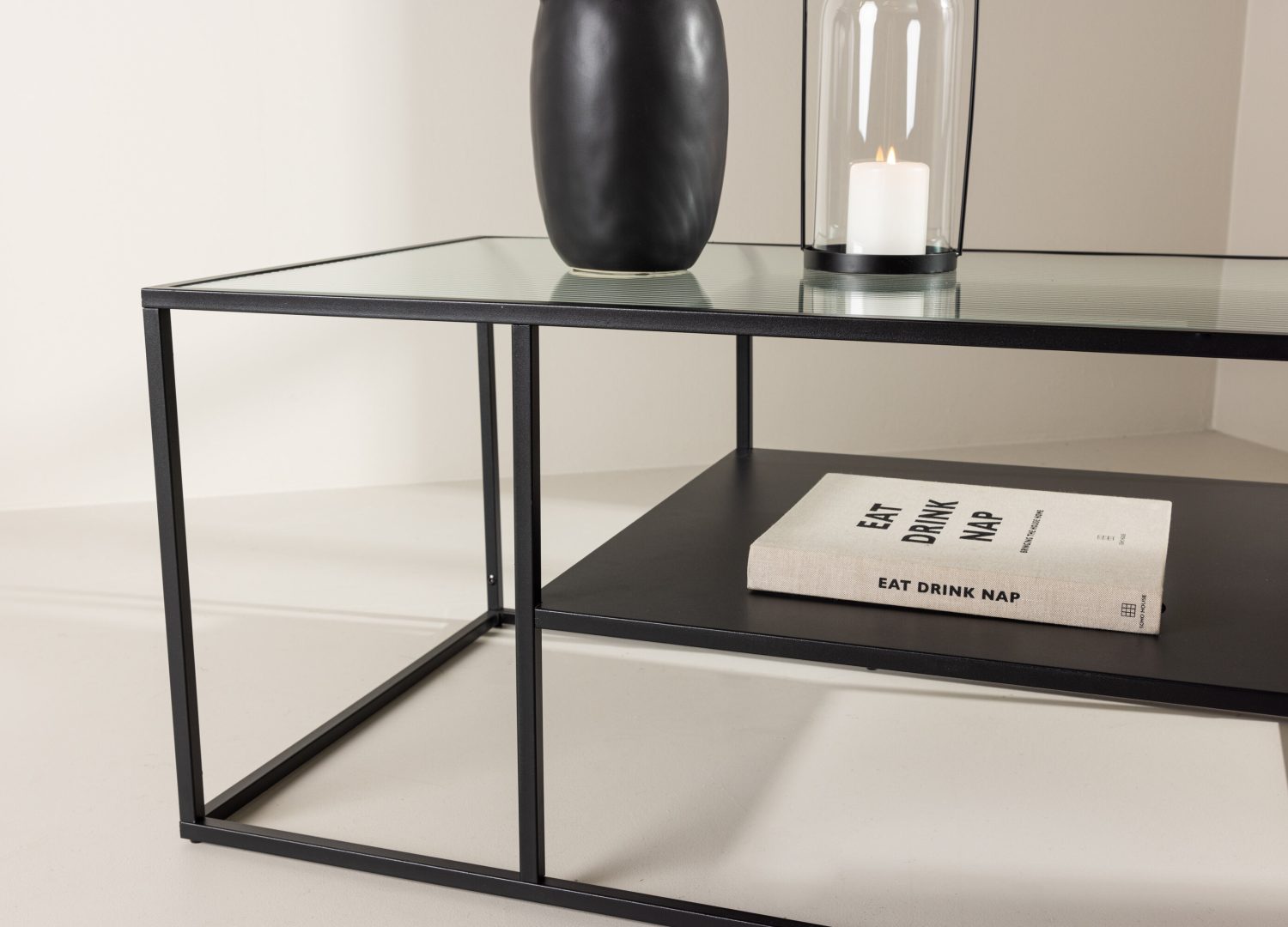 Table basse Campinas noir dans un salon contemporain