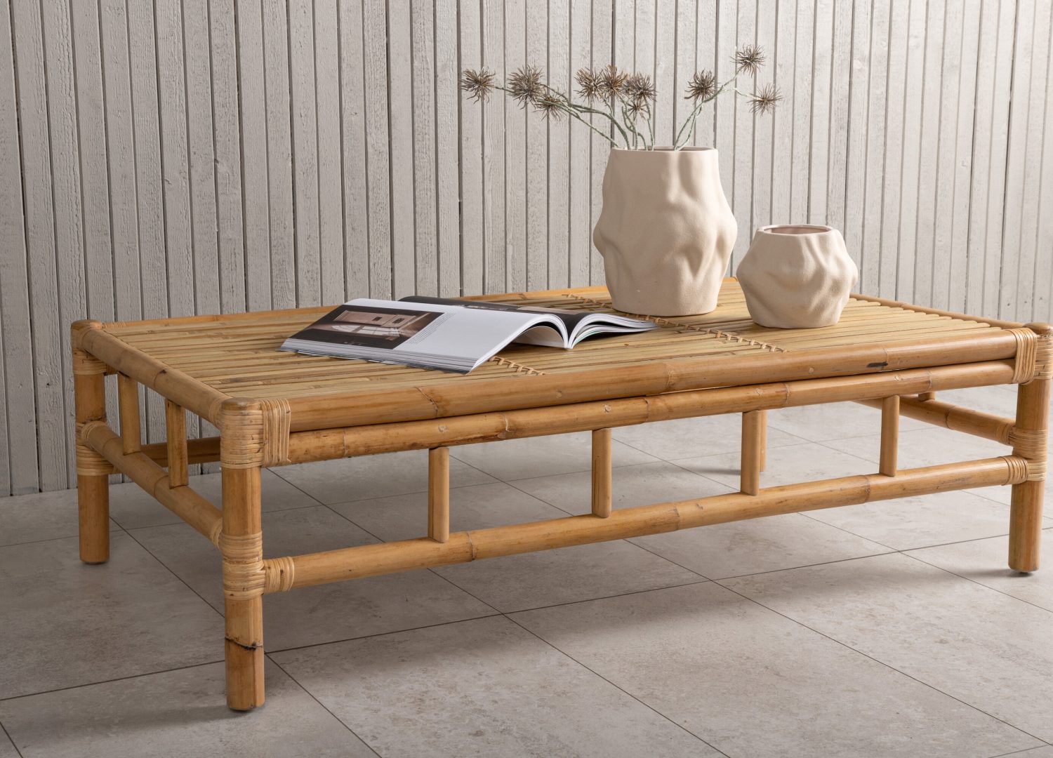 Table basse Cane naturel dans un salon contemporain