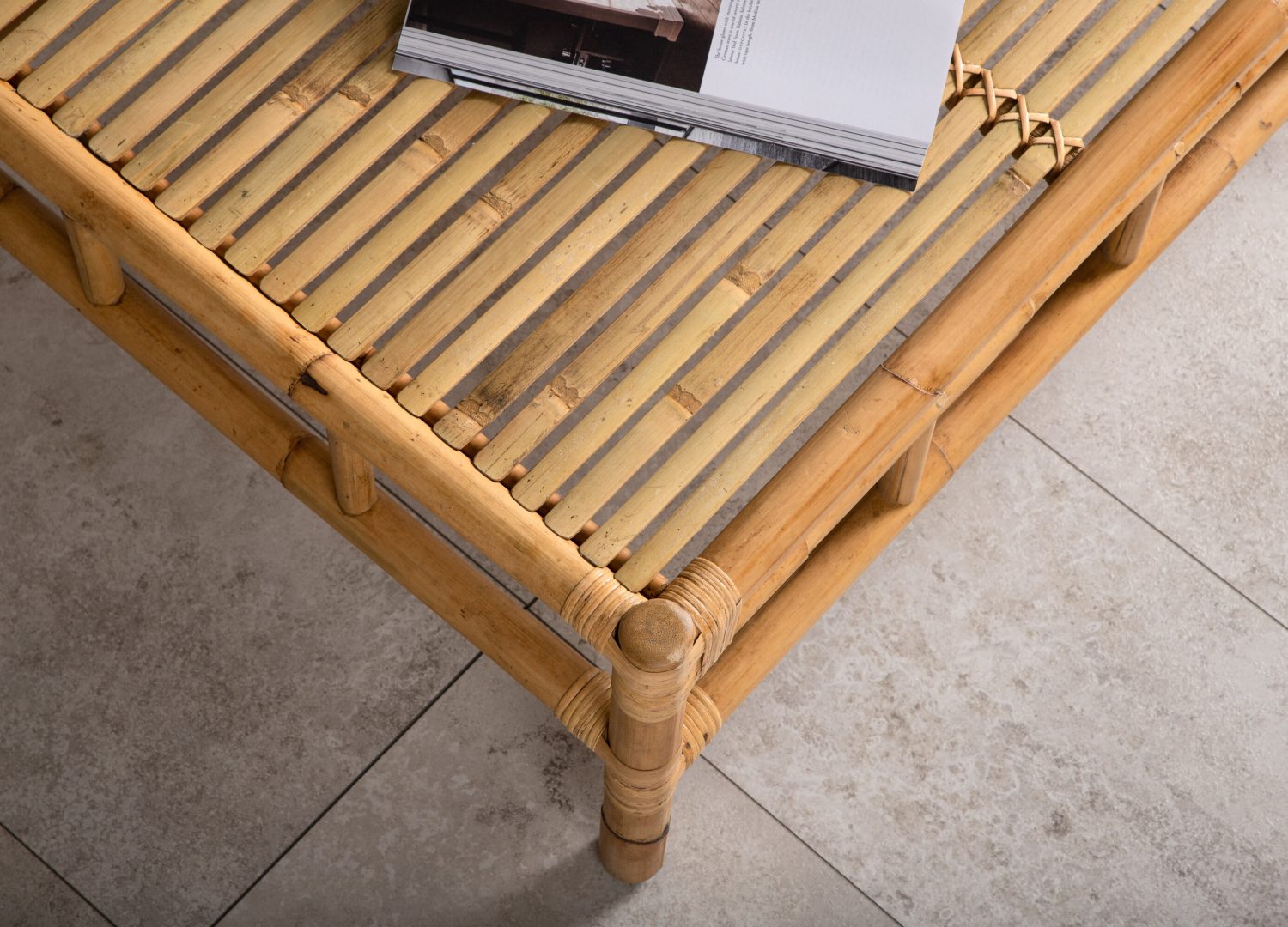 Table basse Cane naturel dans un salon contemporain