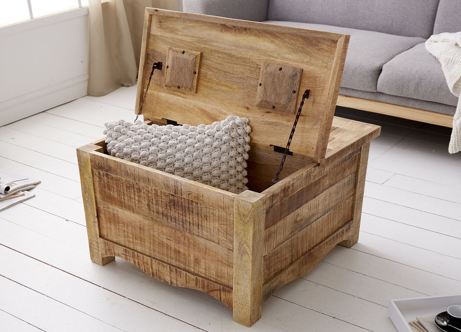 Table basse carrée bois massif avec coffre de rangement