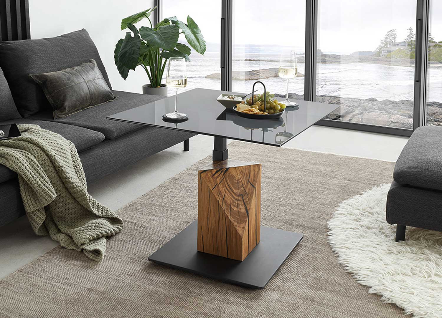 Table basse carrée relevable verre gris et bois massif Balsta
