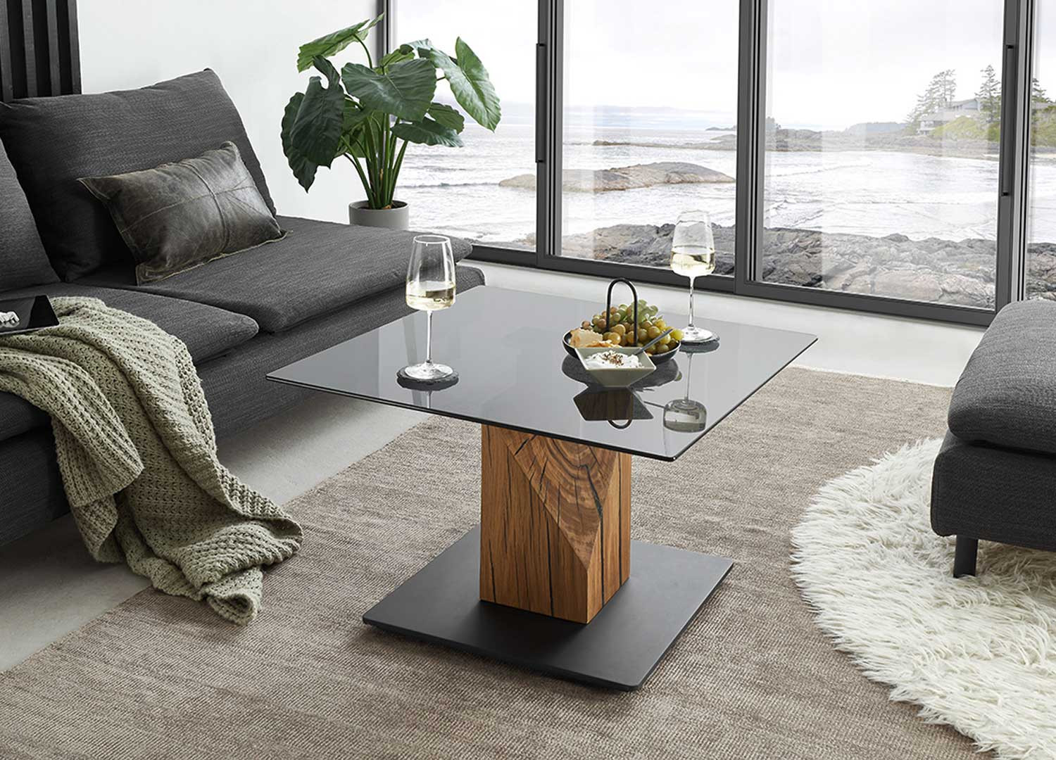 Table basse carrée relevable verre gris et bois massif Balsta