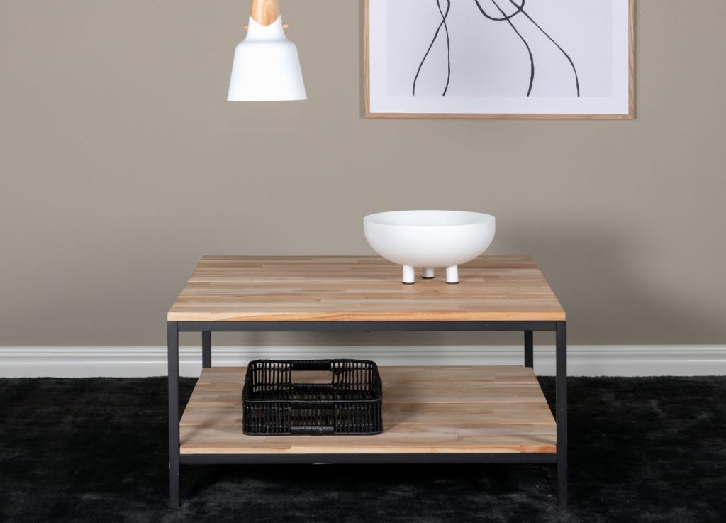 Table basse Cirebon naturel dans un salon contemporain