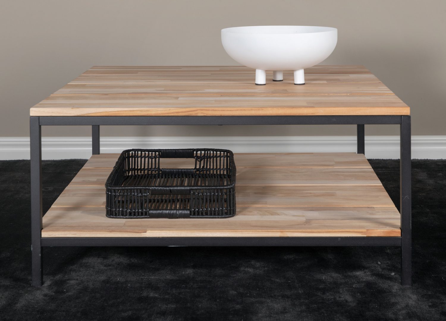 Table basse Cirebon naturel dans un salon contemporain