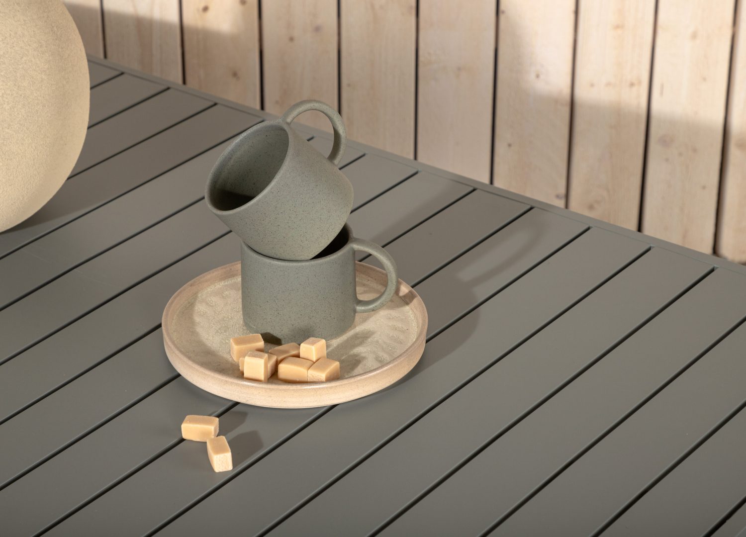 Table basse Copacabana kaki dans un salon contemporain