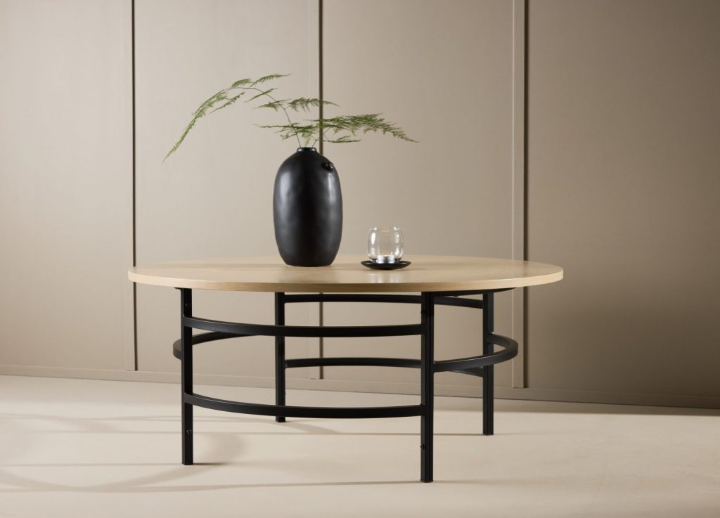 Table basse Copenhagen blanchi dans un salon contemporain