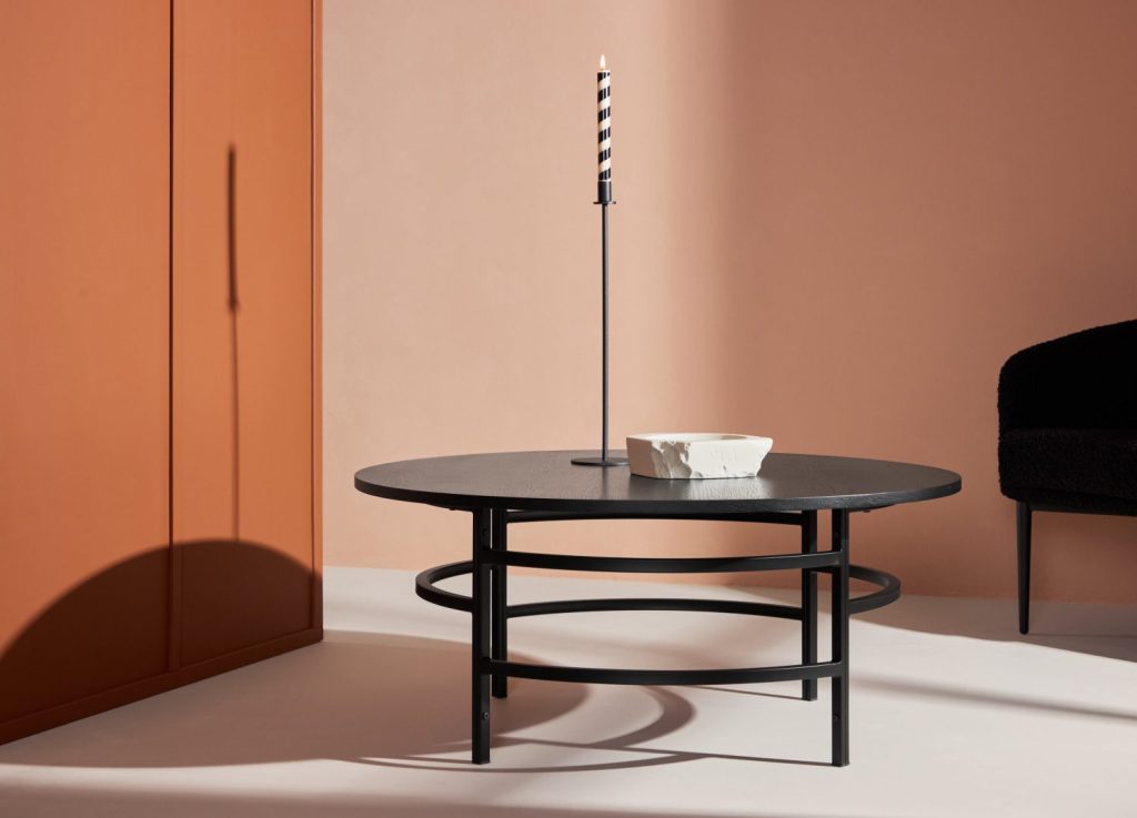 Table basse Copenhagen noir dans un salon contemporain