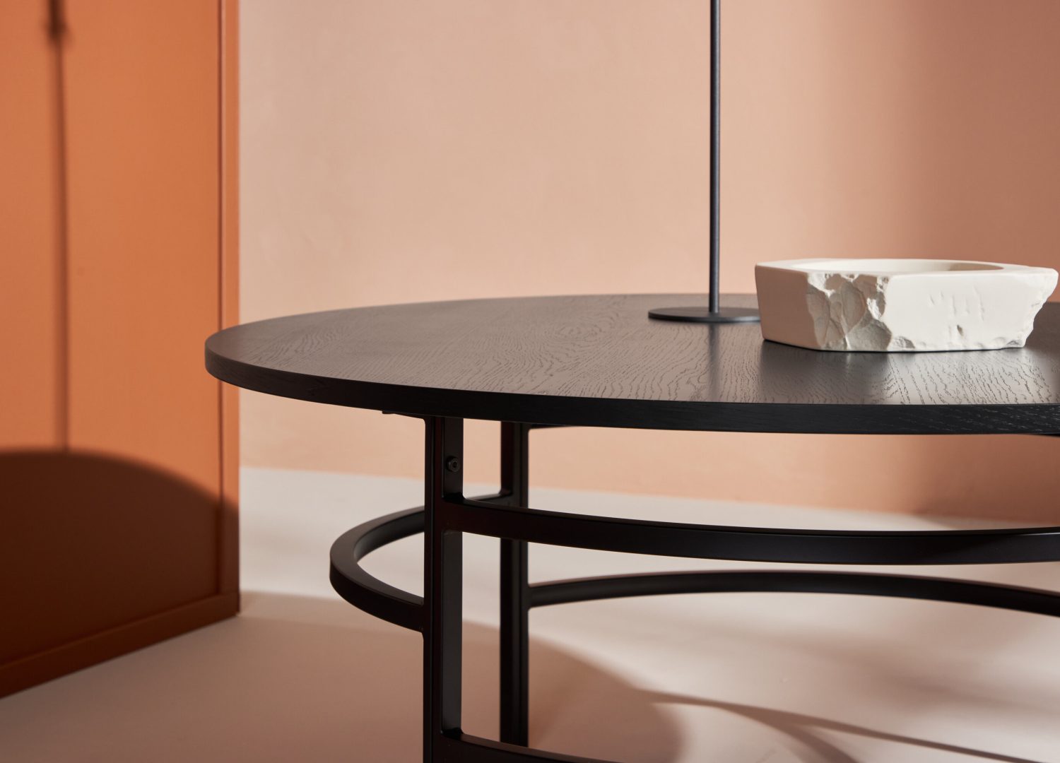 Table basse Copenhagen noir dans un salon contemporain