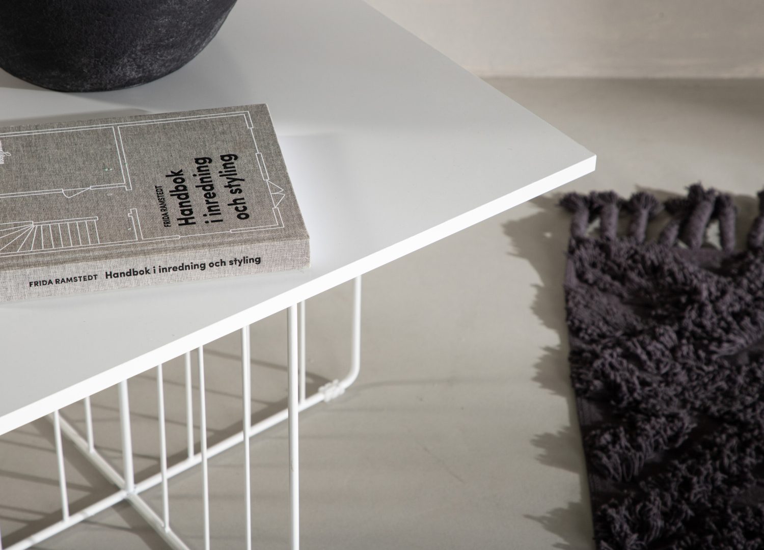 Table basse Dayton blanc dans un salon contemporain