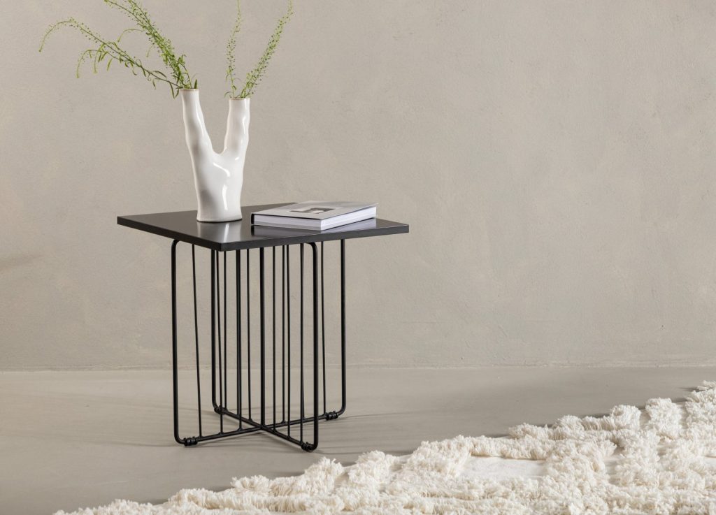 Table basse Dayton noir dans un salon contemporain