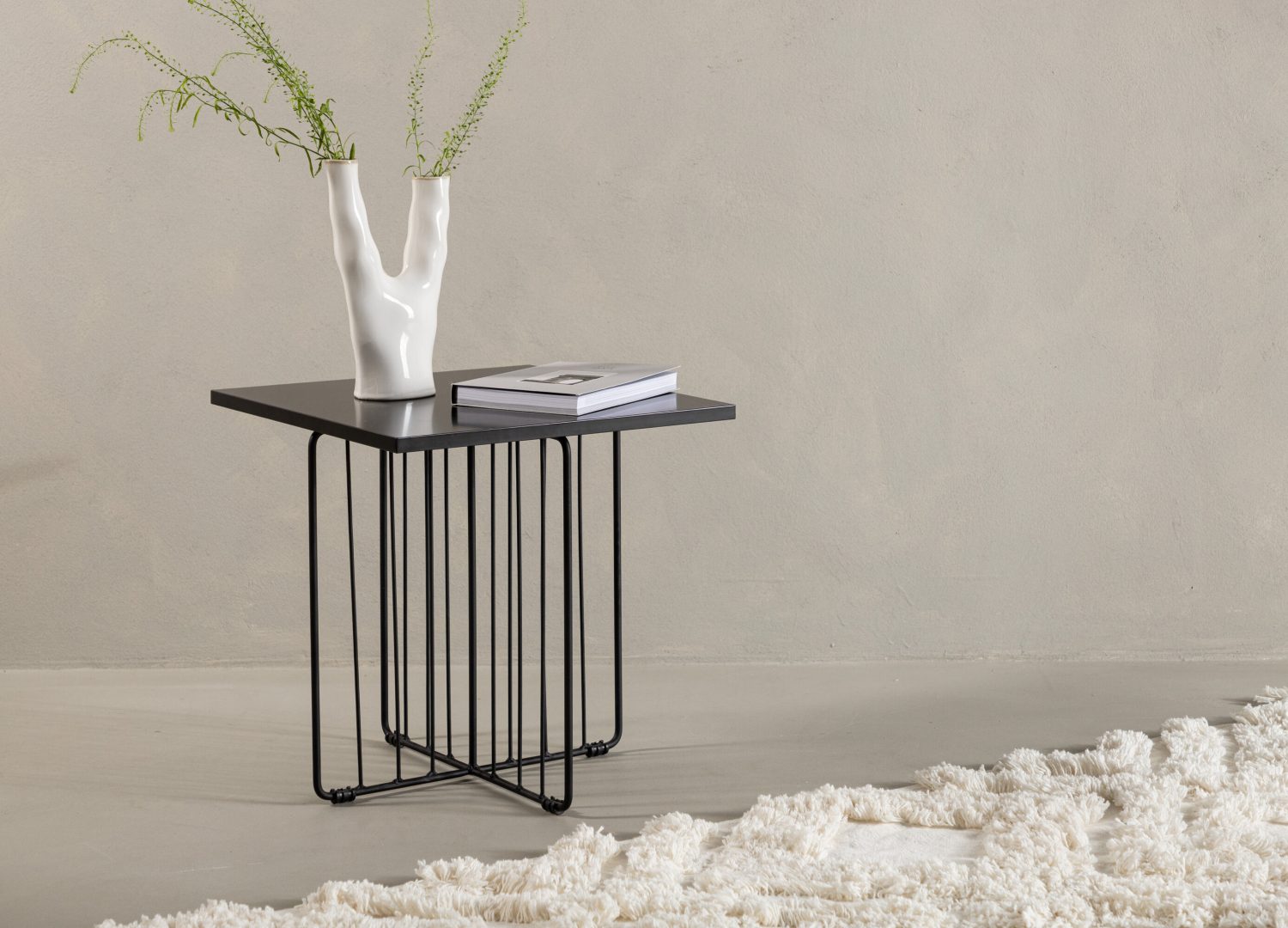 Table basse Dayton noir dans un salon contemporain