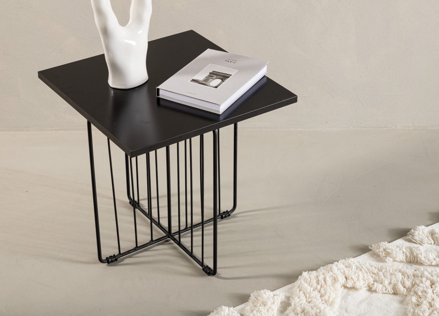 Table basse Dayton noir dans un salon contemporain