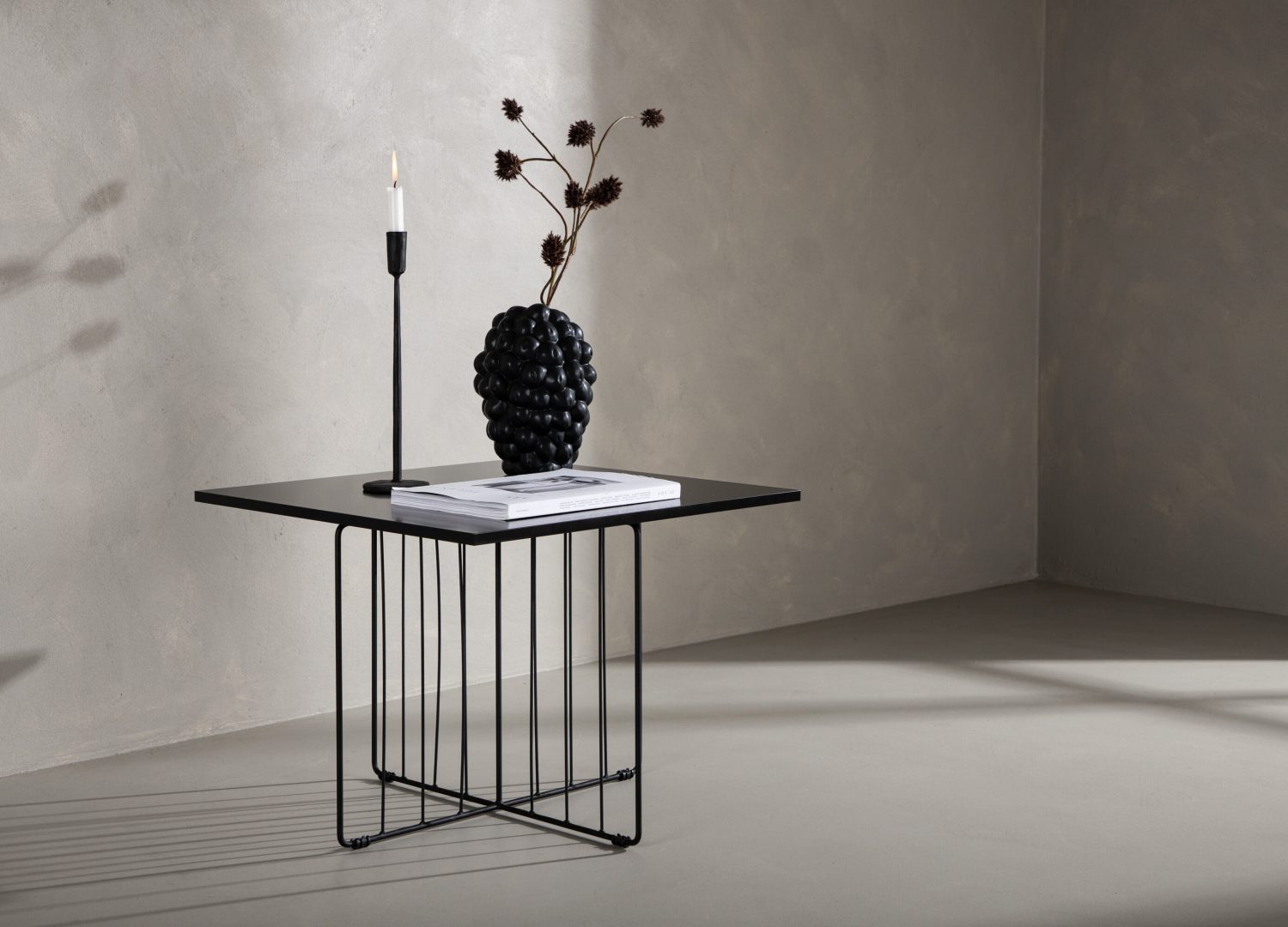 Table basse Dayton noir dans un salon contemporain