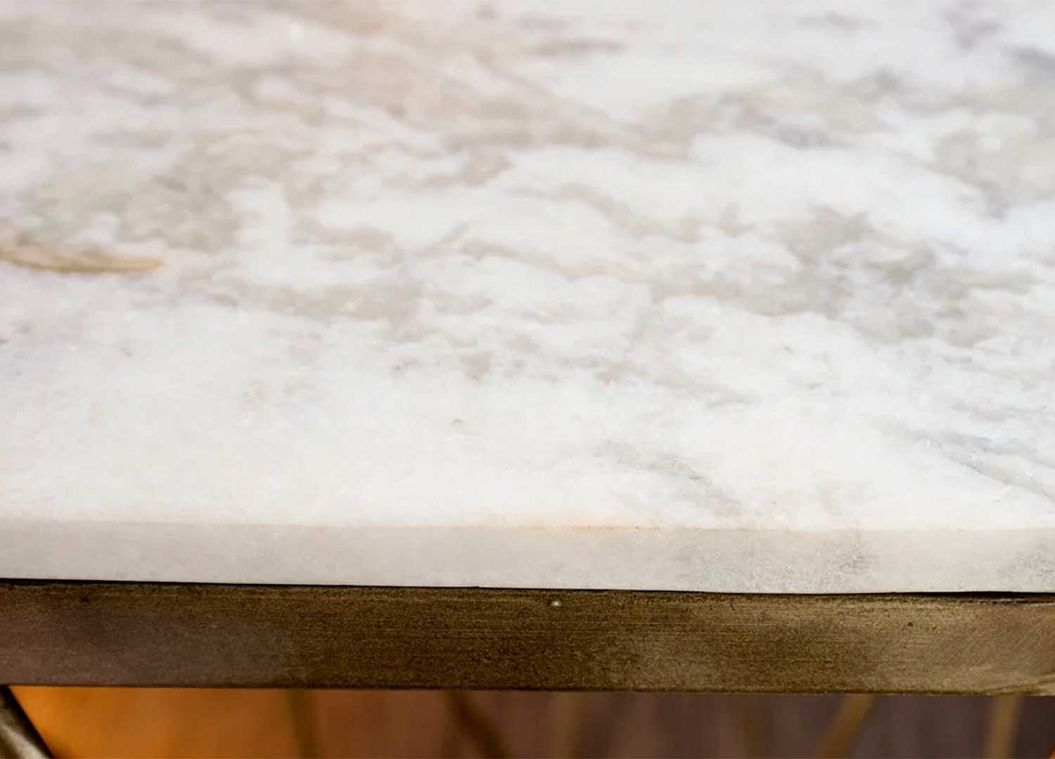 Table basse de salon fer doré et marbre blanc