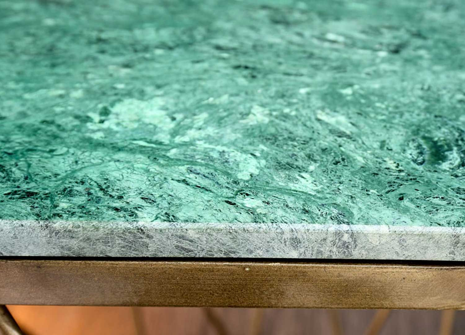Table basse de salon fer doré et marbre vert