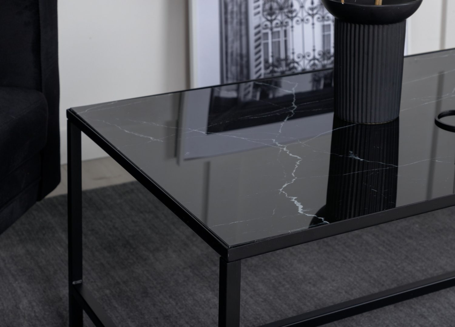 Table basse Dipp noir dans un salon contemporain