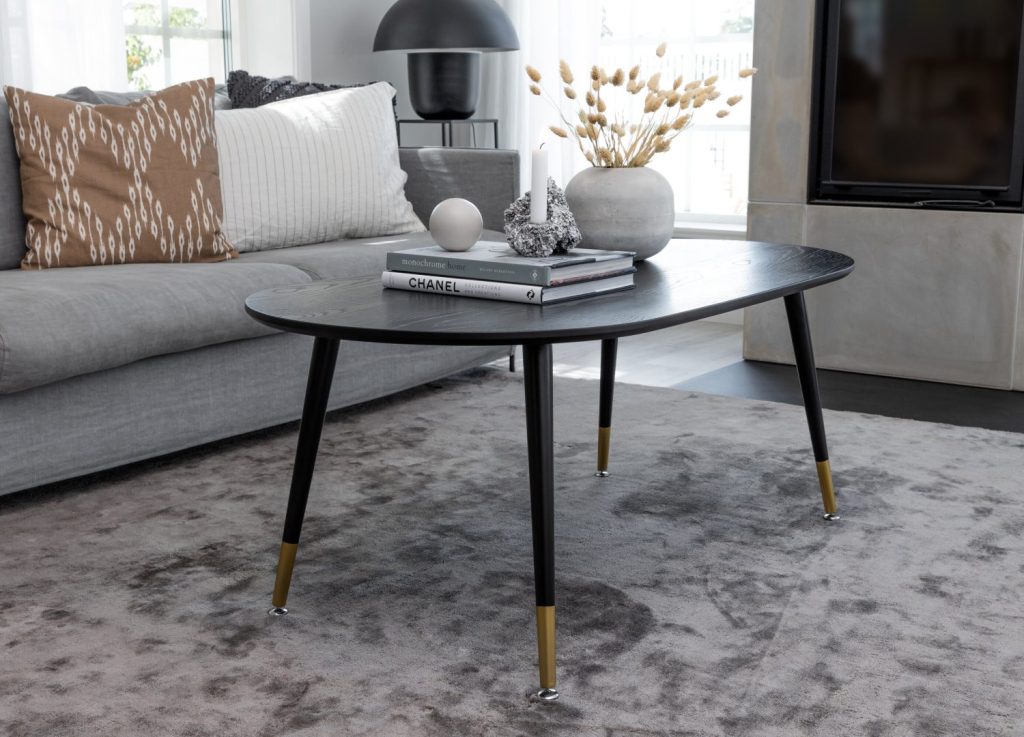 Table basse Dipp noir dans un salon contemporain