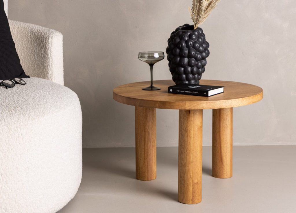 Table basse Duxbury marron dans un salon contemporain