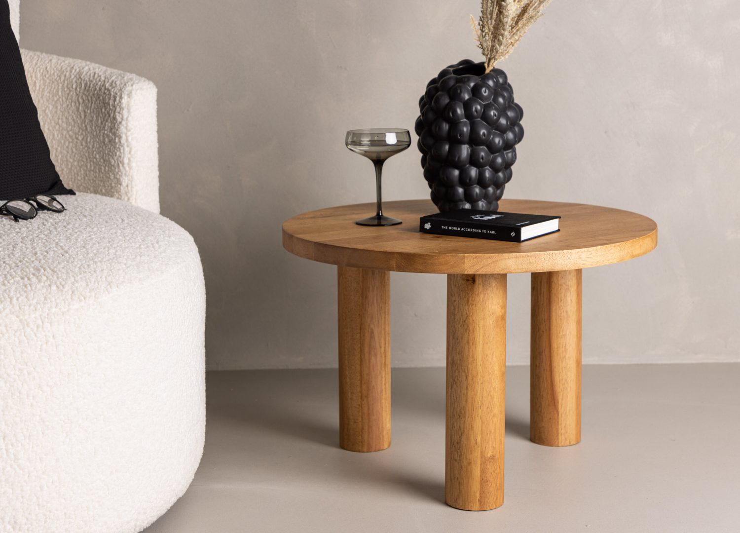 Table basse Duxbury marron dans un salon contemporain