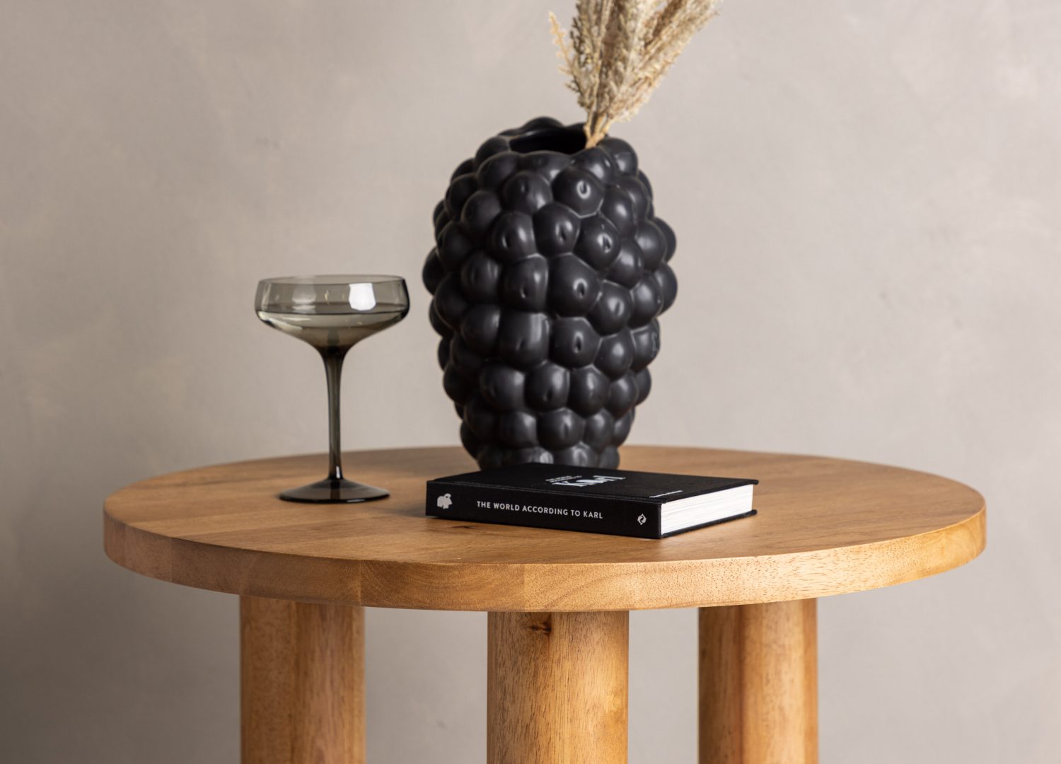 Table basse Duxbury marron dans un salon contemporain