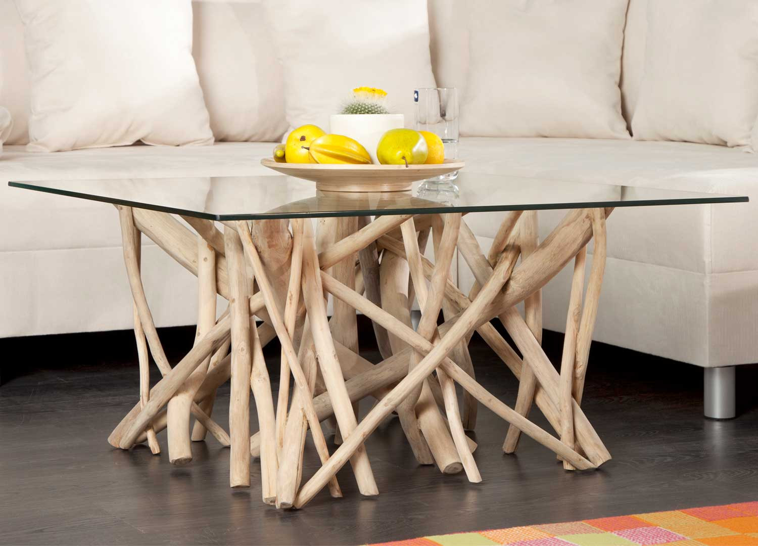 Table basse en bois flotté avec plateau en verre carré