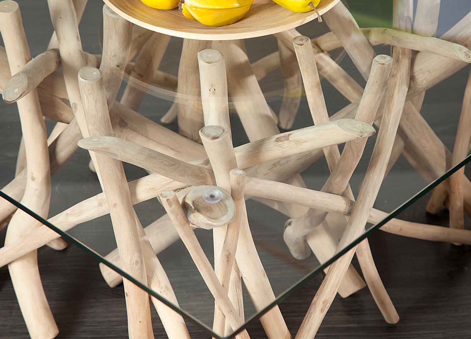 Table basse en bois flotté avec plateau en verre carré