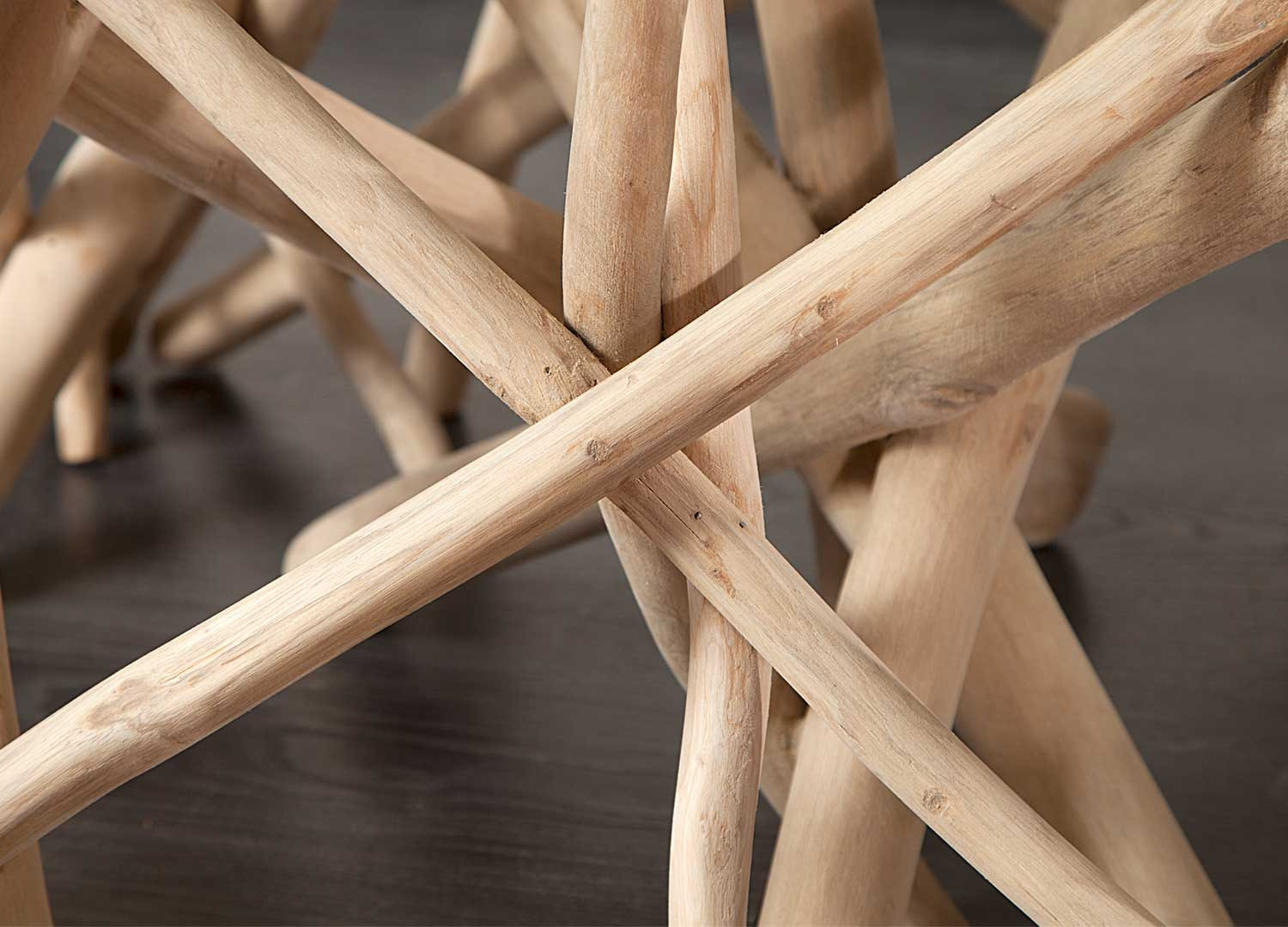 Table basse en bois flotté avec plateau en verre carré
