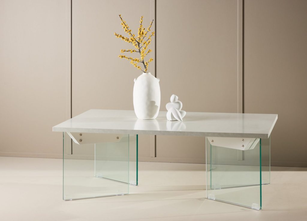 Table basse Ester blanc dans un salon contemporain