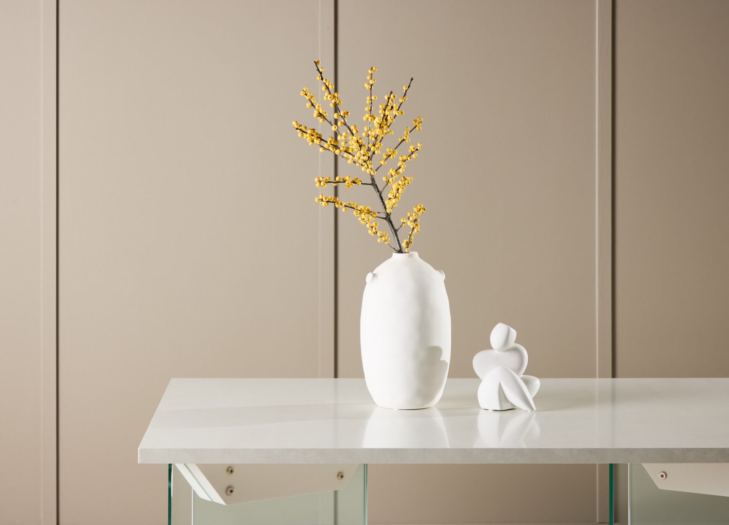 Table basse Ester blanc dans un salon contemporain