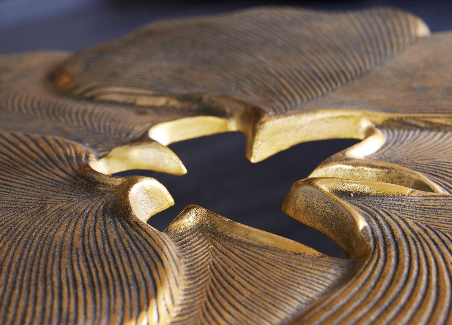 Table basse feuille de ginkgo en métal doré et pieds noir