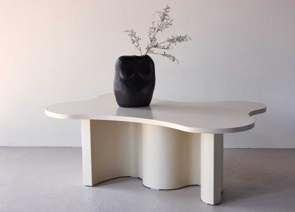 Table basse Flow beige dans un salon contemporain