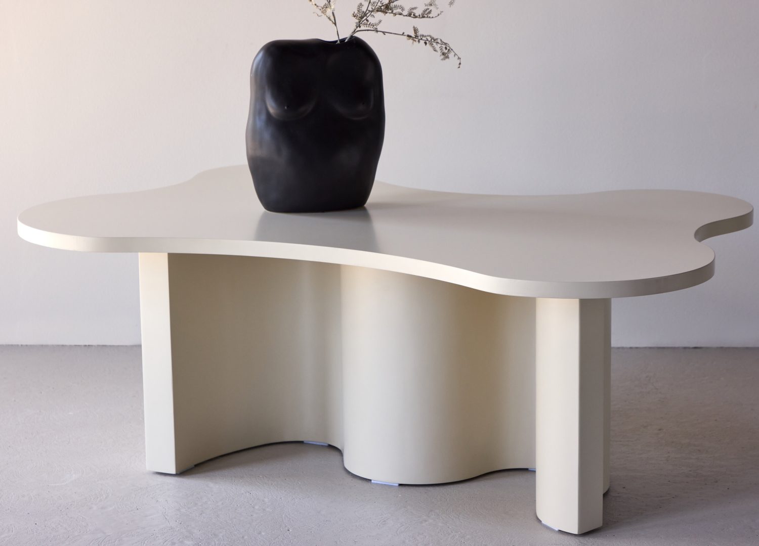 Table basse Flow beige dans un salon contemporain