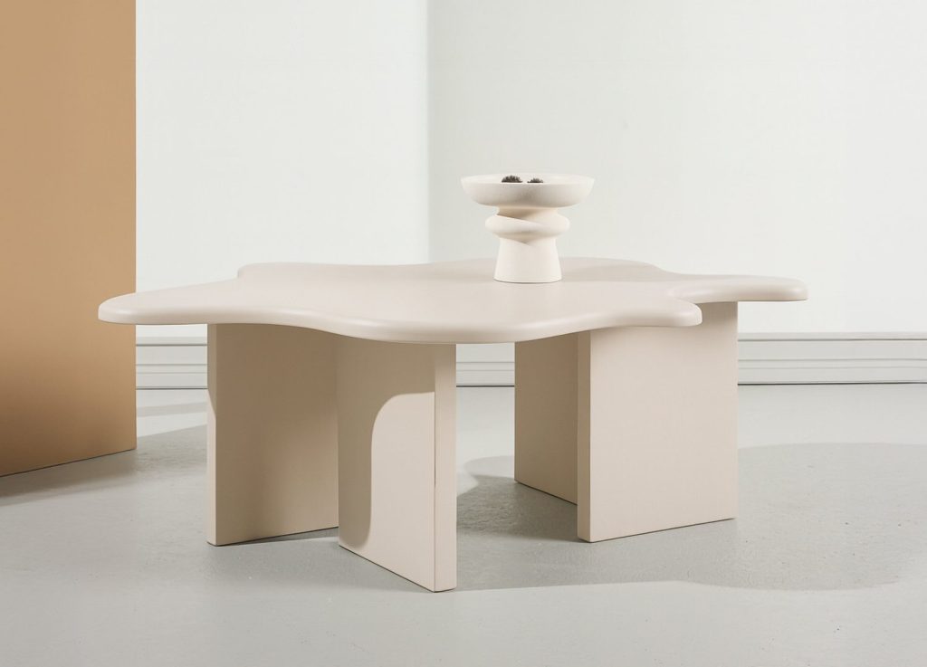 Table basse Flower beige dans un salon contemporain