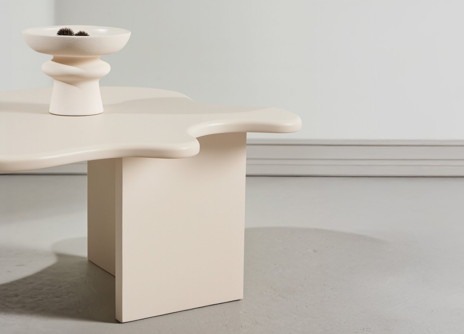 Table basse Flower beige dans un salon contemporain