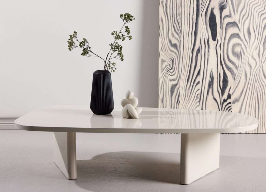 Table basse Grönvik beige dans un salon contemporain