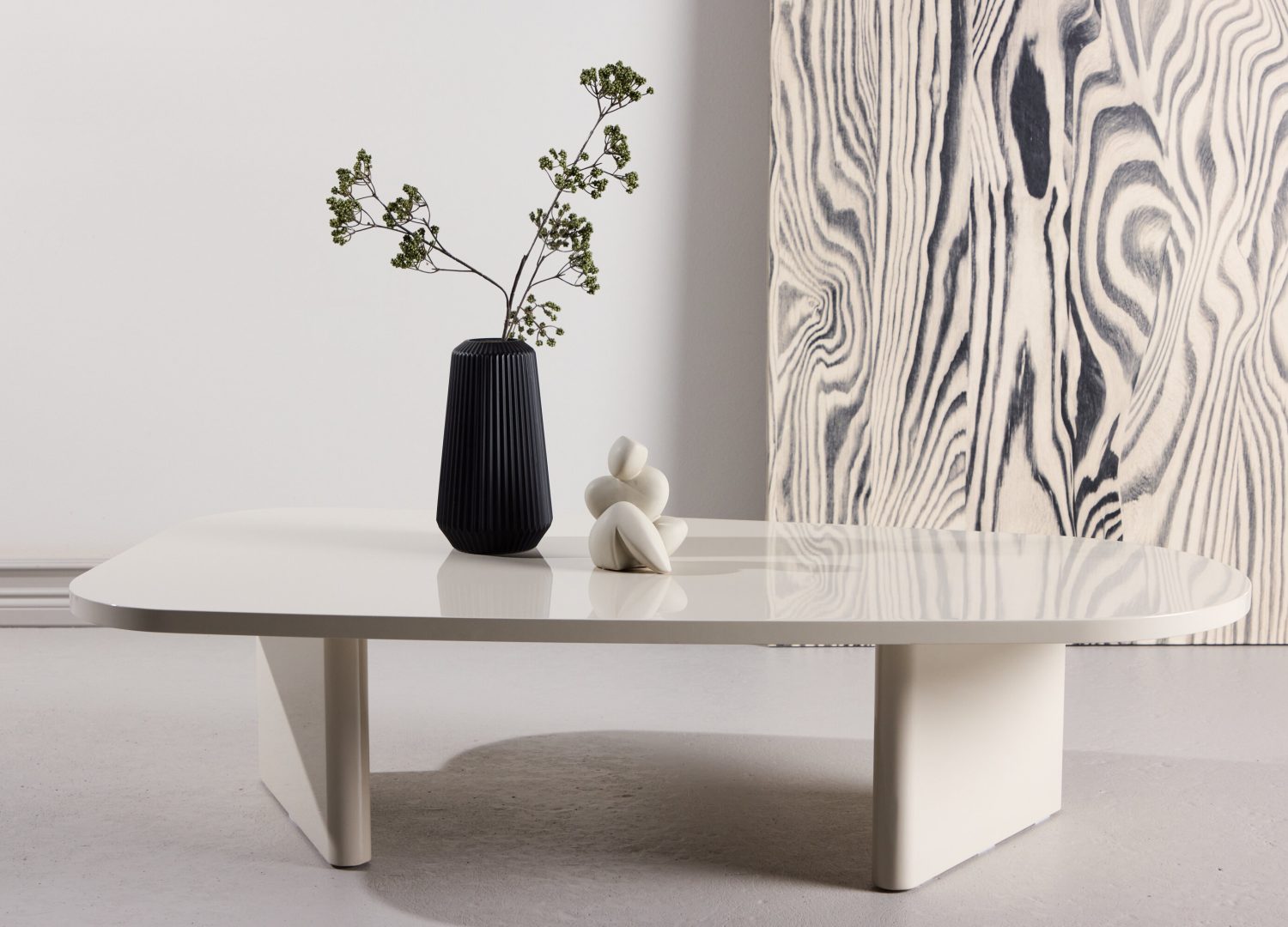 Table basse Grönvik beige dans un salon contemporain
