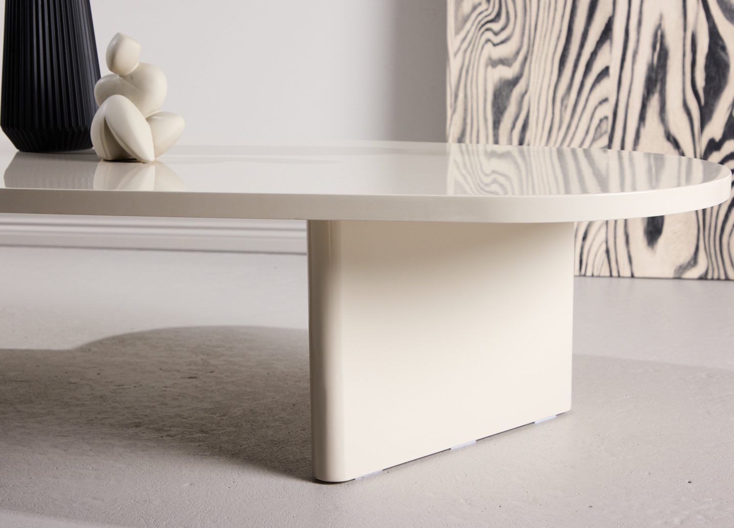 Table basse Grönvik beige dans un salon contemporain