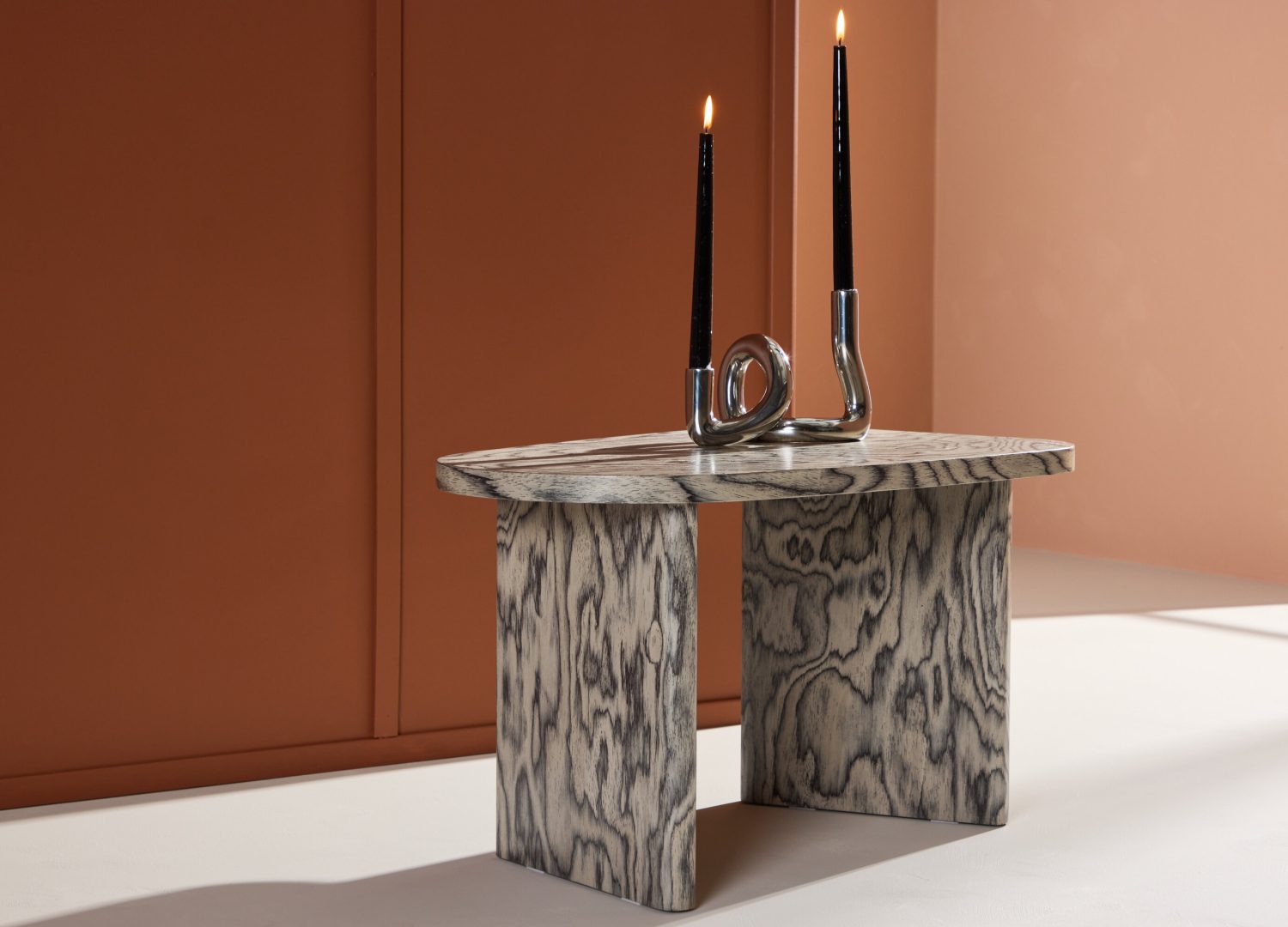 Table basse Grönvik gris dans un salon contemporain