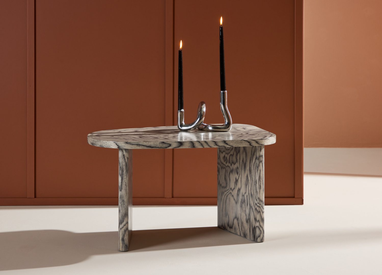 Table basse Grönvik gris dans un salon contemporain