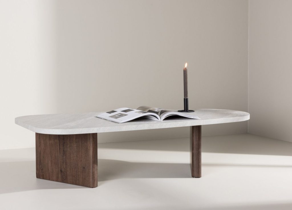 Table basse Grönvik gris clair dans un salon contemporain