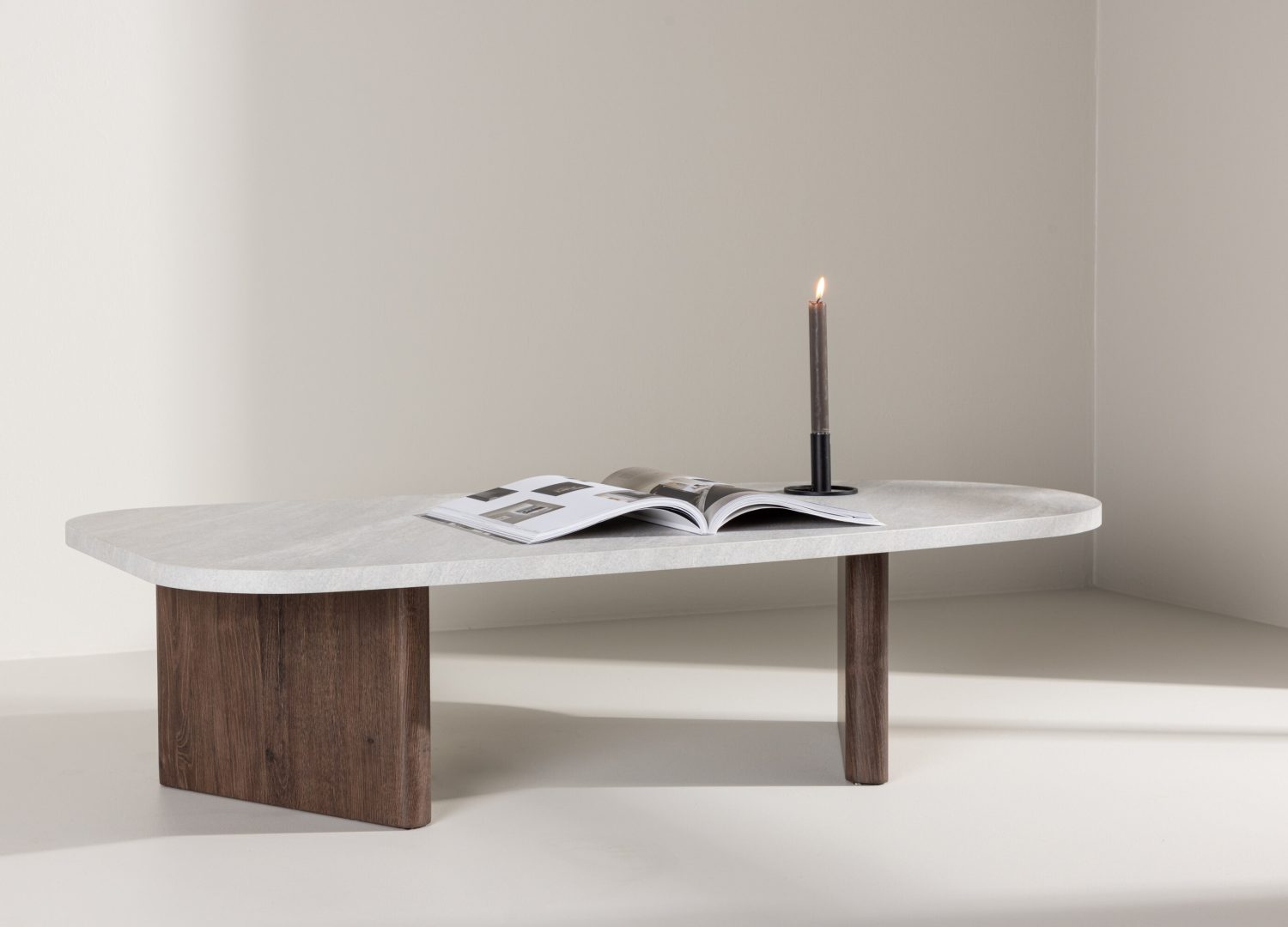 Table basse Grönvik gris clair dans un salon contemporain