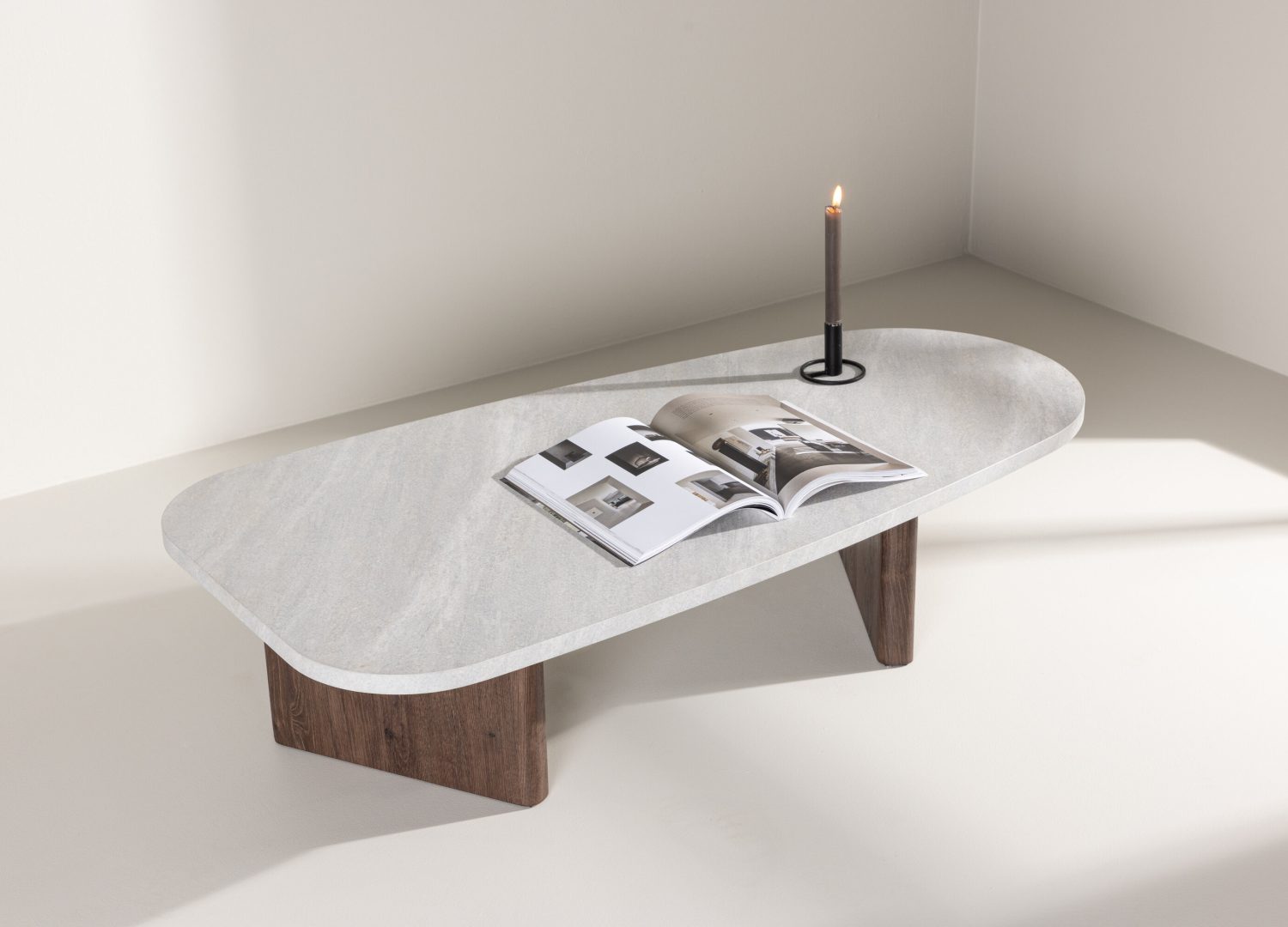 Table basse Grönvik gris clair dans un salon contemporain