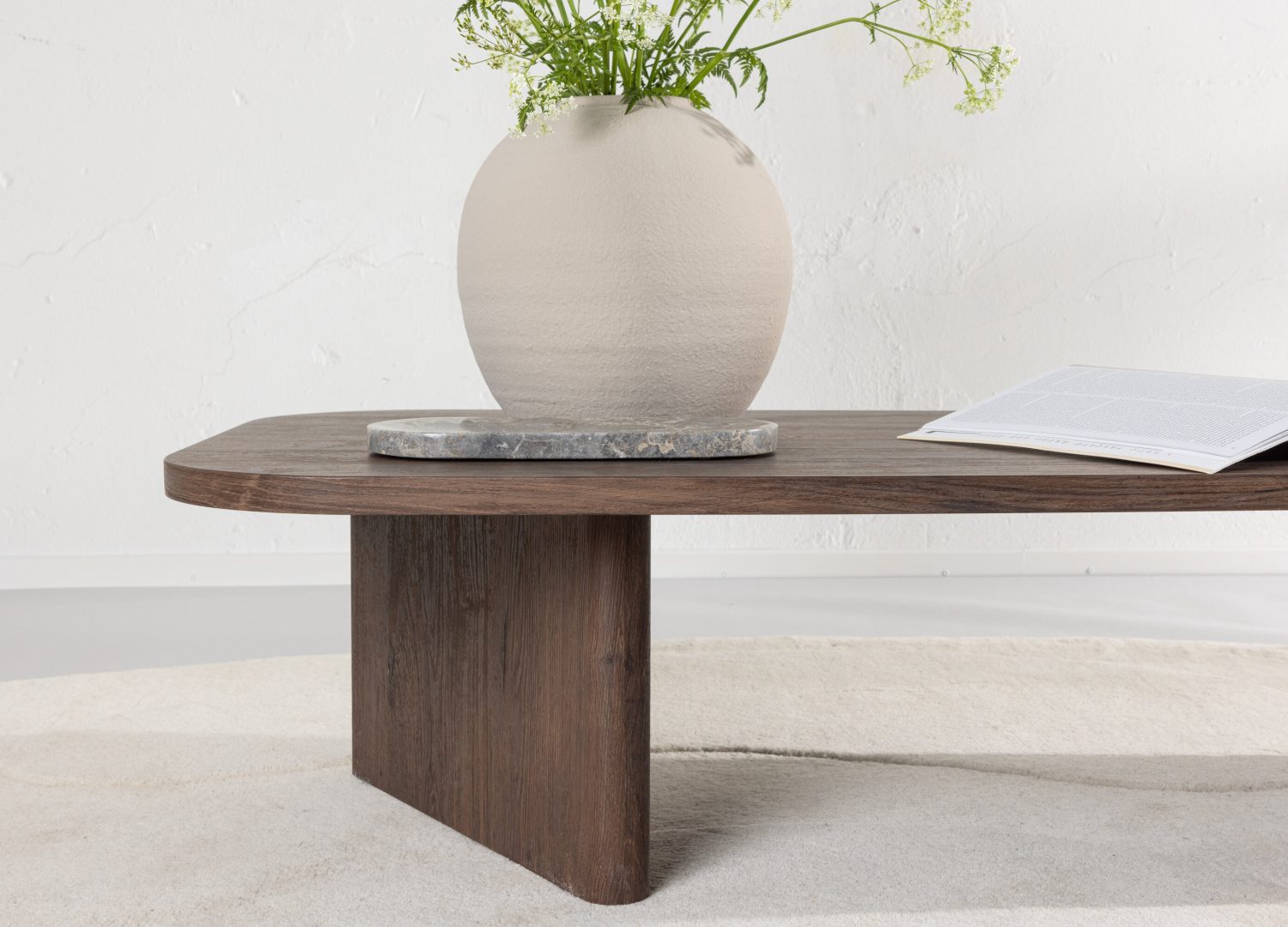 Table basse Grönvik moka dans un salon contemporain