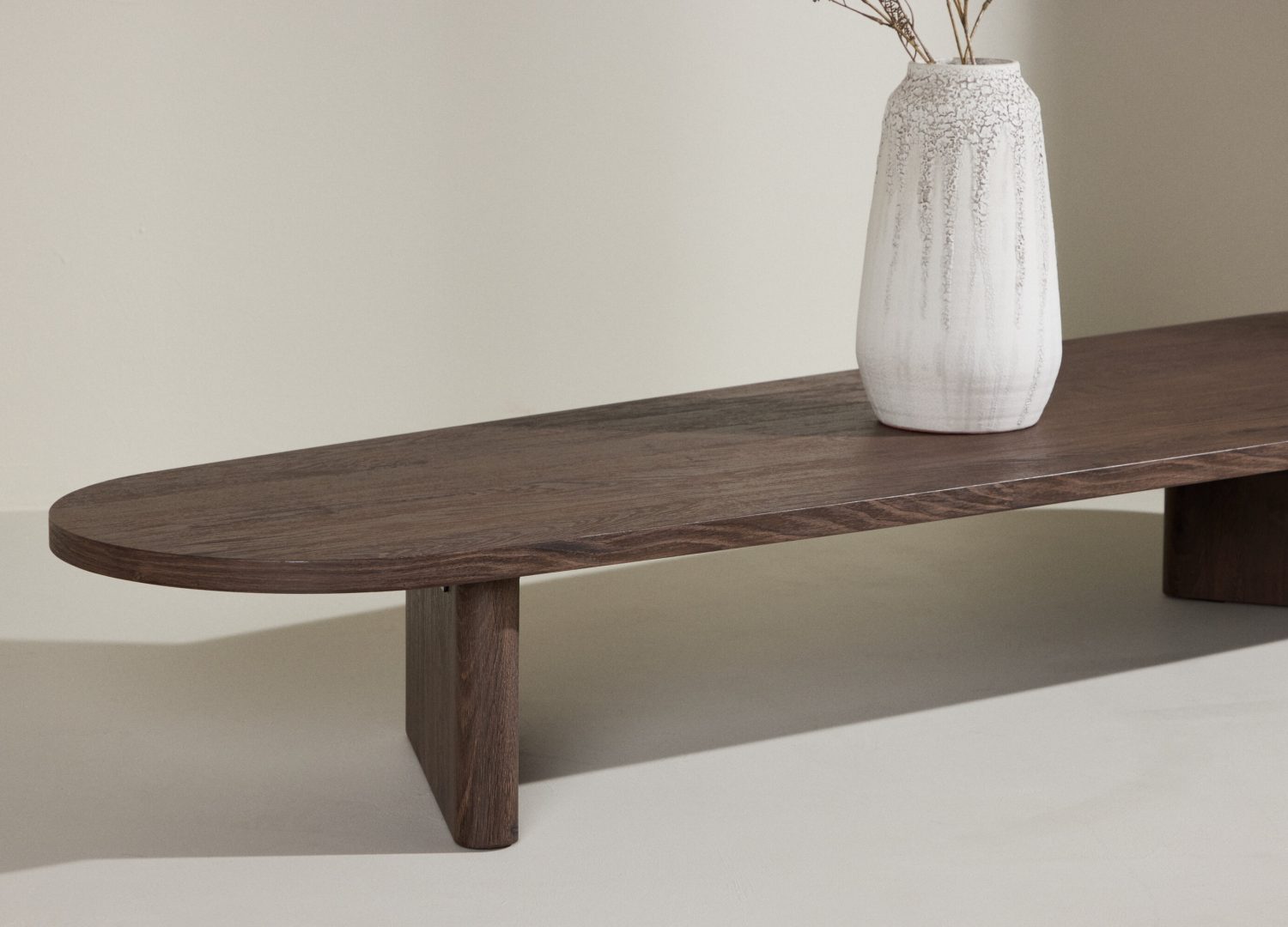 Table basse Grönvik moka dans un salon contemporain