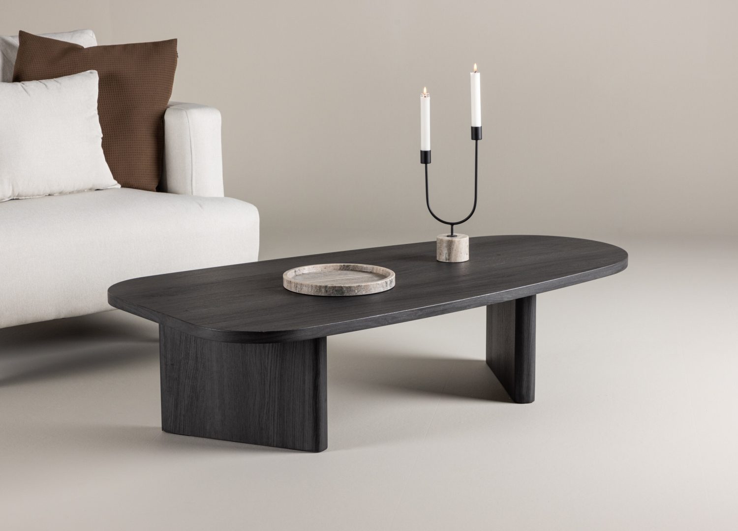 Table basse Grönvik noir dans un salon contemporain